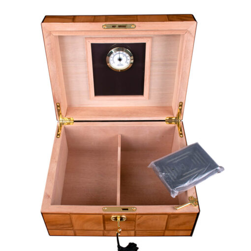 HUMIDOR COLOR NATURAL ACABADO CUADROS CON CHAPA P/30 PZA