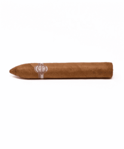 Sancho Panza Belicoso puro figurado cubano en fondo blanco